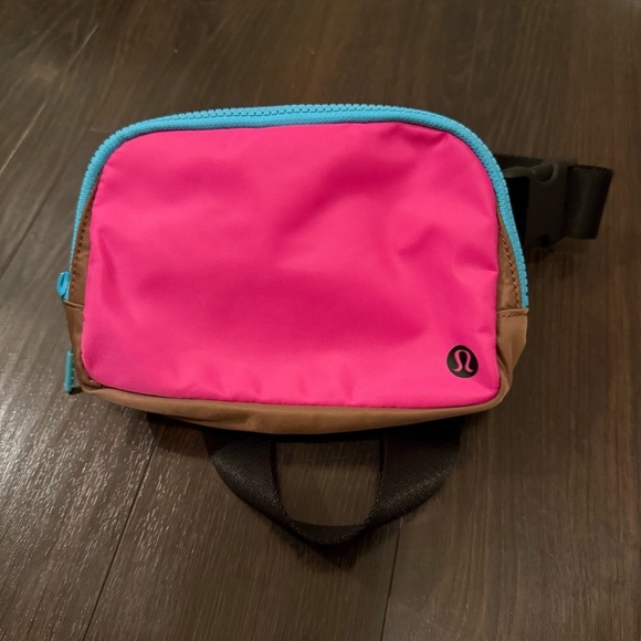 *RARE*  Sonic Pink/Cacao/Black Everywhere Belt Bag - Picture 3 of 7